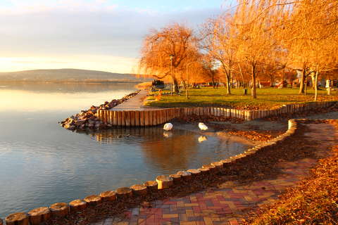 Balatonfűzfő decemberi napsütésben.
