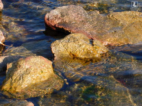 víz, kövek és sziklák