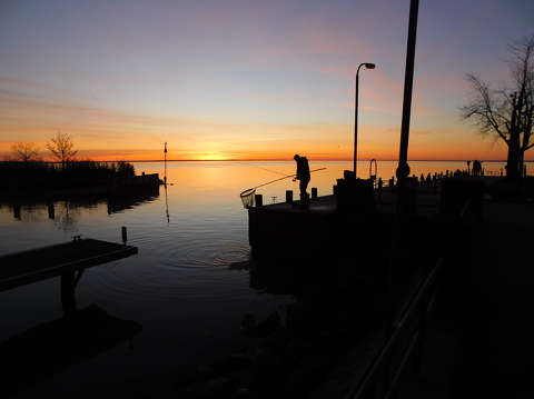 Kapás van. Napkelte Balatonalmádiban.