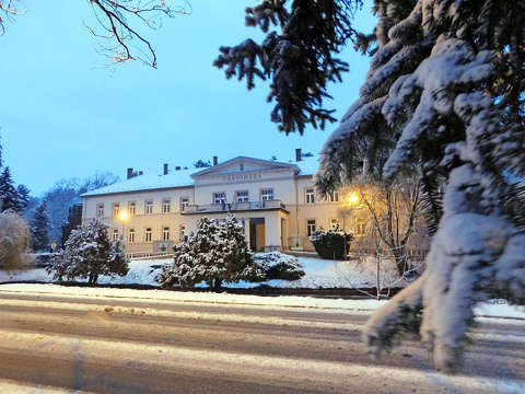 Balatonfűzfő, Városháza, kék óra, havazott