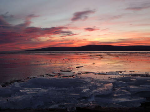 Téli Balaton a lemenő Nap fényében.