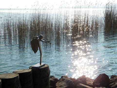 Szobor a parton - Balatonfűzfőn, P. Kovács Péter alkotása