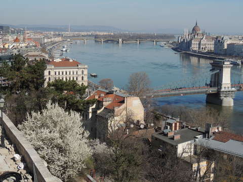 Budapest a Várkert bazárból Kék Dunával