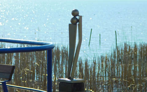 Szerelmespár (szobor) a parton - Balatonfűzfő, P. Kovács Péter alkotása