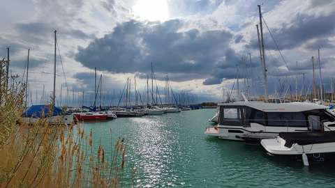 balaton kikötő tó vitorlás