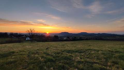 Napkelte a Tanúhegyekkel