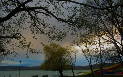 Eső utáni fények és színek a Balaton partján.
