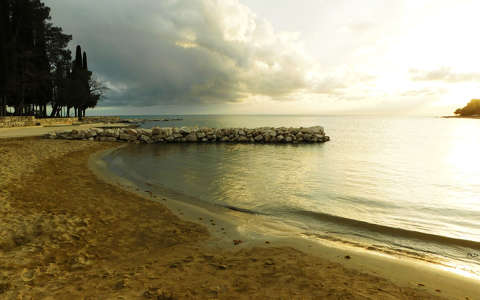 Horvátország, Umag, Adriai tenger a naplementében.