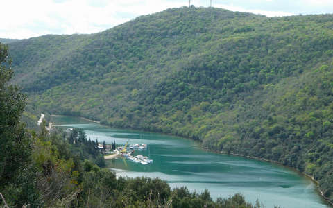 A Limski fjord Rovinj és Porec között egy 12 km hosszú festői öböl Horvátországban.