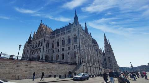 Országház a rakpartról