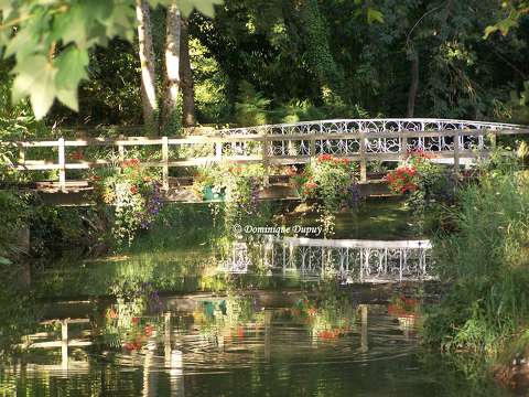 Pont fleuri au Parc Nigloland à Dolancourt - France