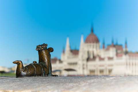 budapest magyarország országház szobor