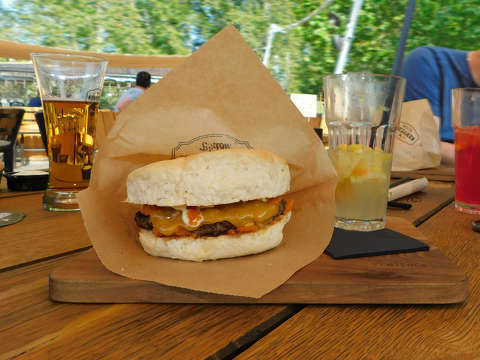 Kézműves hamburger étel - Kenyeres Birtok Baja