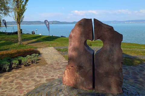 a Balaton szíve szobor, Zamárdi, Magyarország