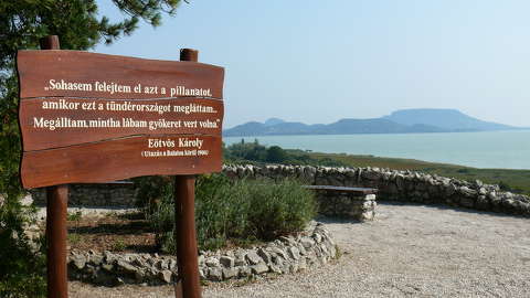 Balatongyörök - Szépkilátó - Eötvös Károly - Utazás a Balaton körül táblával, amit mára már eltávolítottak. Ezt a fotót ma már nem lehet elkészíteni így.