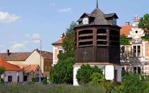 Tata, harangláb