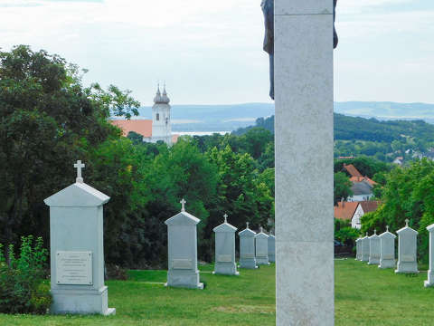 Tihanyi Bencés Apátság és a kálvária