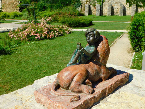 Kolodko-miniszobor - telefont tartó kislányfigura LeoNóra - a Séd-völgy, Veszprém szívében.