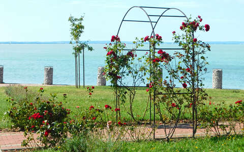 Balatonkenese, Parti sétány