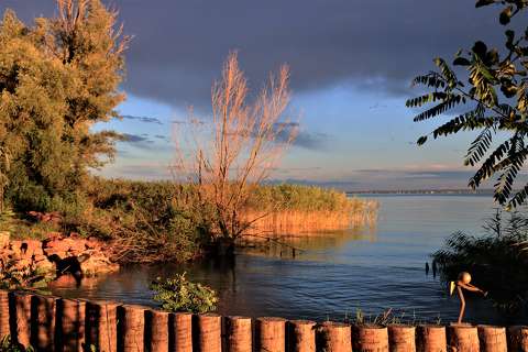 Balatonfűzfő, parti sétány.