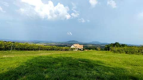 Aklan Pince a Tanúhegyekkel