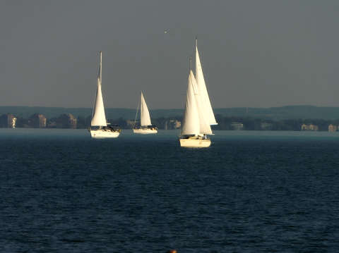 Balaton, Balatonfűzfő a lemenő nap fényében.