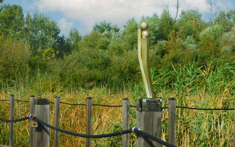 Szerelmespár (szobor) a parton - Balatonfűzfő, P. Kovács Péter alkotása