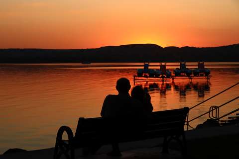 Mese égbolt alkonyatkor Balatonfűzfőn.