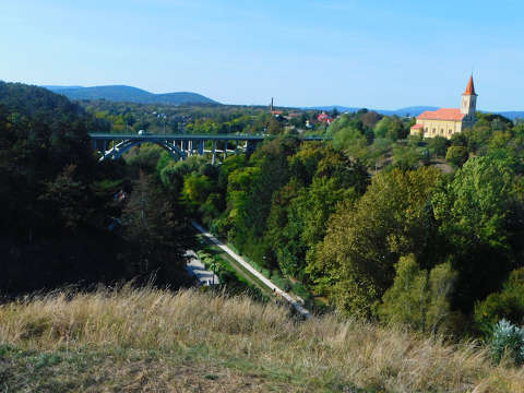 A veszprémi Szent István völgyhíd (a köznyelvben: Viadukt) Magyarország első és egyik legnagyobb és legszebb ívszerkezetű völgyhídja, a város jelképe.