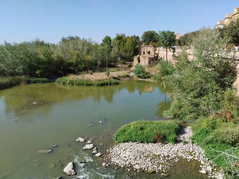 Kilátás a római hídról, alatta a Guadalquivir folyó, Córdoba