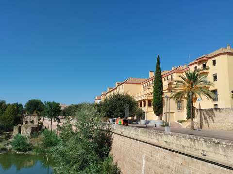 Kilátás a római hídról, alatta a Guadalquivir folyó, Córdoba