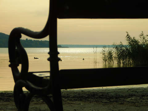 A lemenő nap fénye a Balatonfűzfői strandon