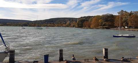 Balatonalmádi, hullámzó Balaton, ősz,