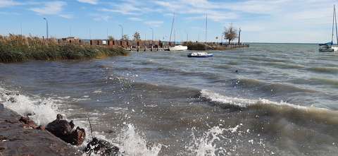 Balatonalmádi, hullámzó Balaton, ősz,