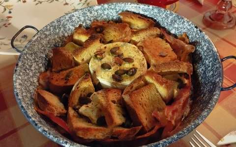 Baconös camambert sütőben sütve