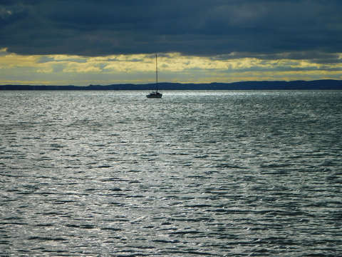 Csendélet, Balaton, vitorlás, felhő