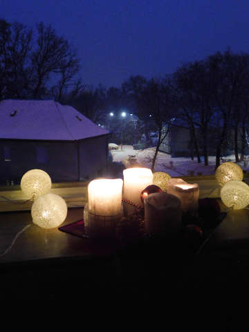 Balatonfűzfő, ablak... Advent harmadik vasárnapja, az örömvasárnap közeleg.