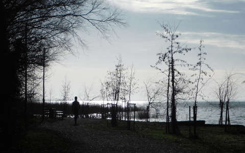 Balatonfűzfő sétány, fekete - fehér