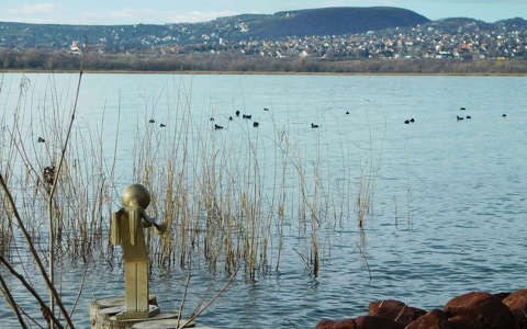 Zenész a parton, Balatonfűzfő, miniszobor - P. Kovács Péter alkotása