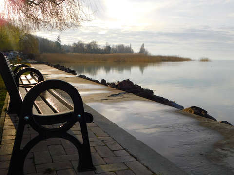 Balatonfűzfő, strand a felkelő nap fényében.