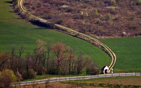 Buszmegálló- kőkereszttel