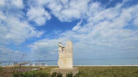 balaton felhő magyarország szobor