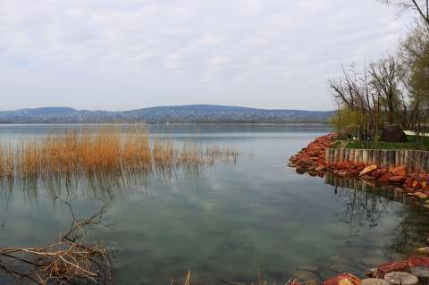 Balatonfűzfő, parti sétány, krisztálytiszta Balaton.