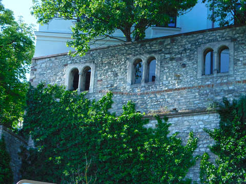 Veszprém vára visszabontott erődítmény Veszprém városának központjában.
