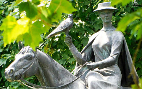 tatai Diána, szobor, Tata