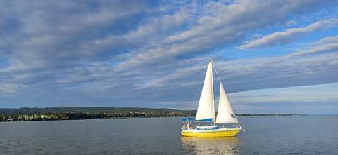 Balaton, vitorlás, felhők