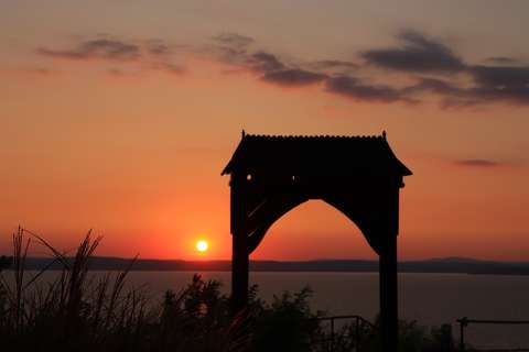 Vörösben ízzó alkonyat Balatonvilágoson.