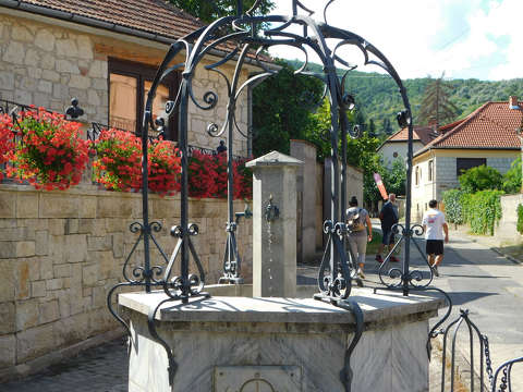 Tokaj, kút, út, muskátli