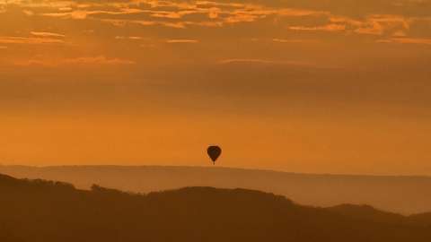 címlapfotó hőlégballon naplemente