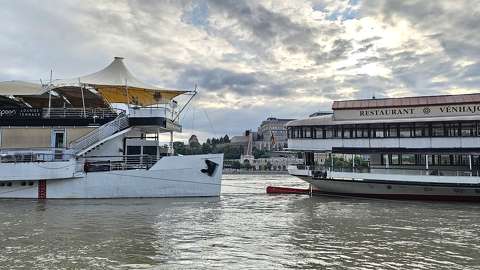 budapest duna folyó hajó